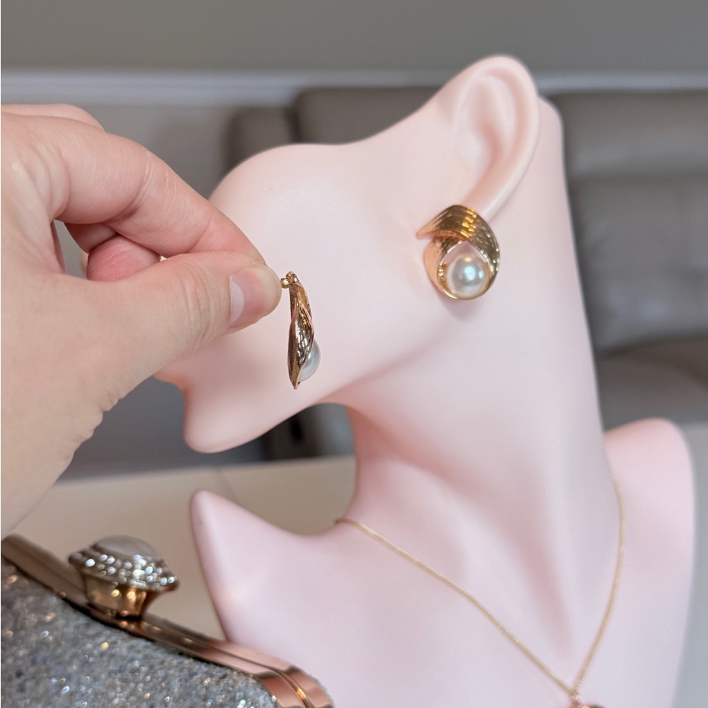 ⚜️ Elegant Gold Pearl Earrings - Picture 4 of 8